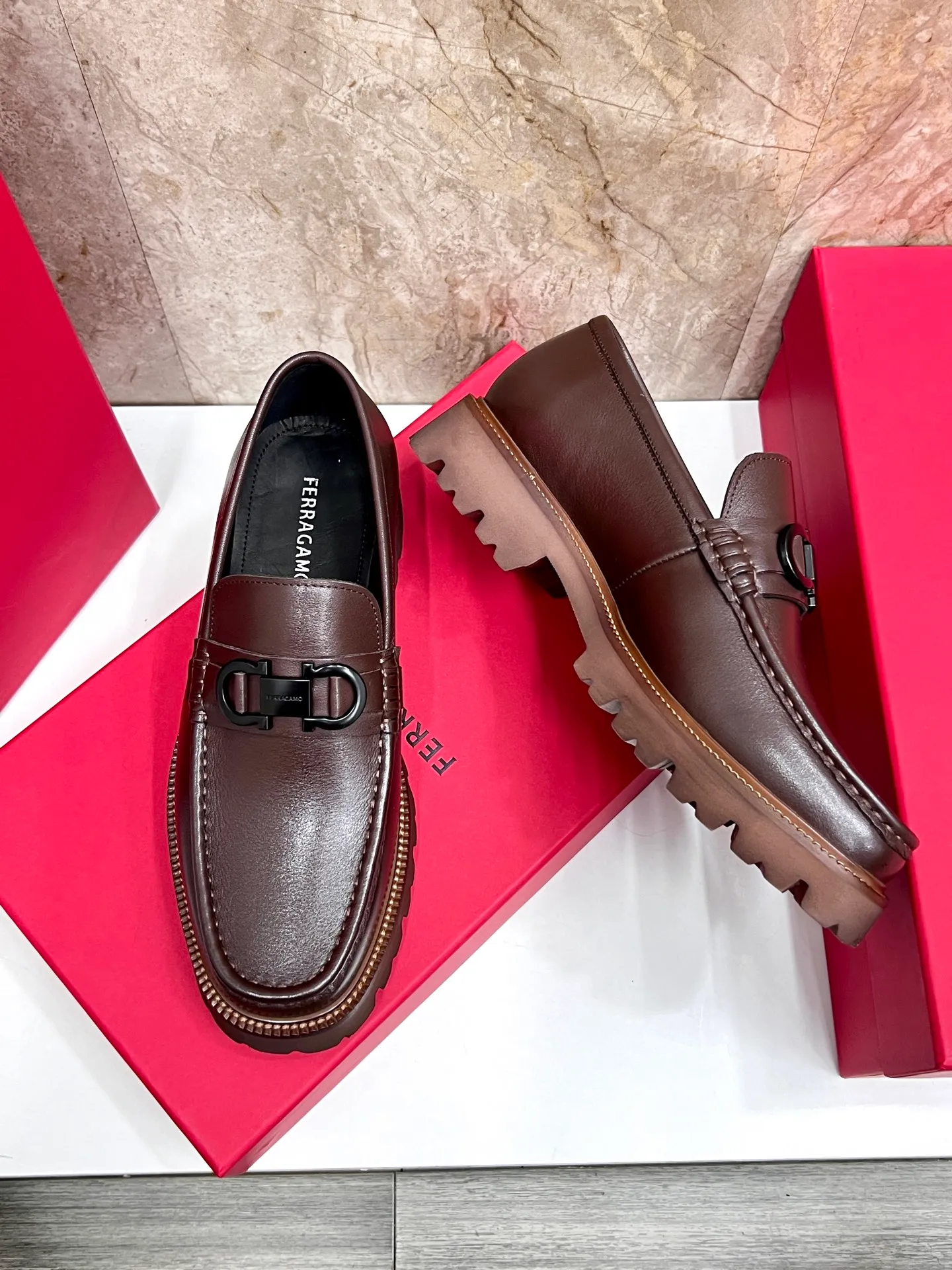 Original quality P580 Brand: Ferragamo Standard size: Men's size 38/44 (45.46 can be customized) Grade: Same style as the official website High-quality men's shoes Material: Customized first-layer calfskin with water-dyed cowhide lining Cowhide tiptoe Original non-slip and wear-resistant rubber outsole Style category: Men's formal business leather shoes are young and fashionable European and American trends British style Casual matching and comfortable feet Color: actual picture